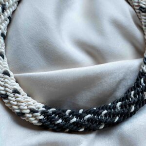 Handgemaakte ketting zwart witte kralen