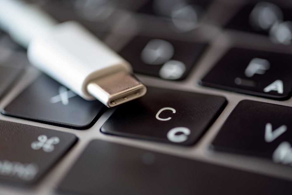 USB-C kabel op toetsenbord