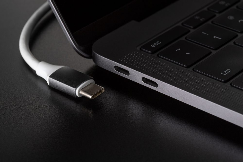 USB-C kabel naast laptop