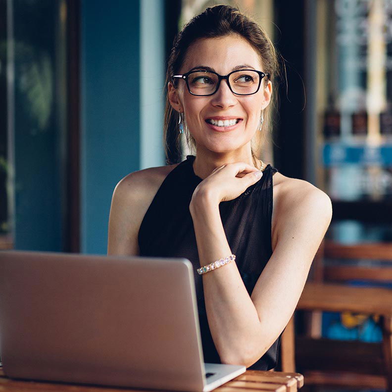 attractive business woman working at his laptop 2021 08 26 15 54 46 utc