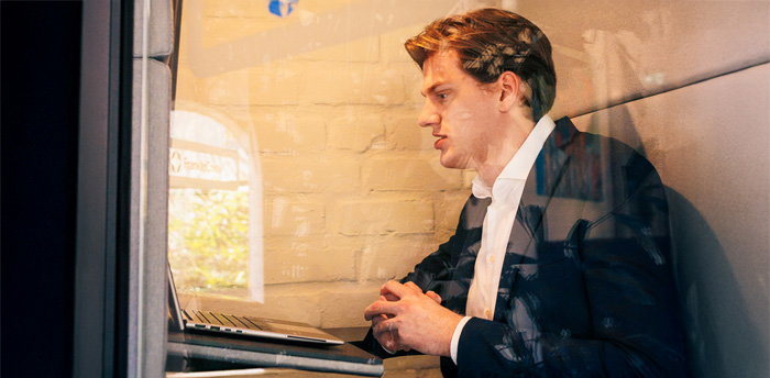 Klant volgt training achter een laptop
