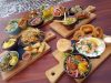 Shared dining van kleine gerechtjes op houten planken