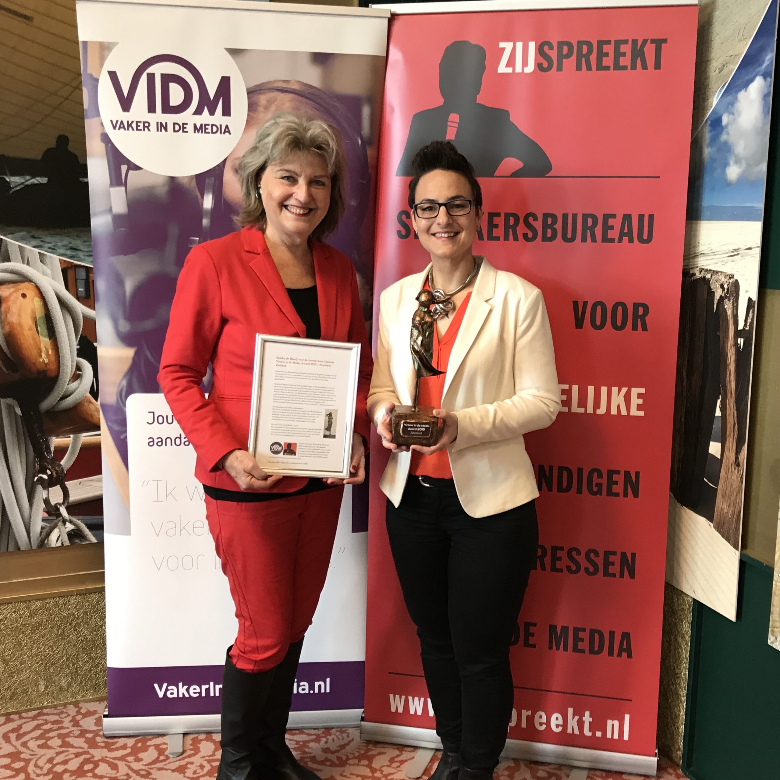 Marga Miltenburg reikt de Vrouw in de Media Award Zeeland 2019 uit aan Sandra de Blaeij van KleinePorties.nl