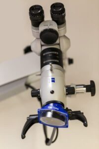 Microscoop die gebruikt wordt voor tandheelkunde binnen de tandartsenpraktijk KT3 in Zaandam