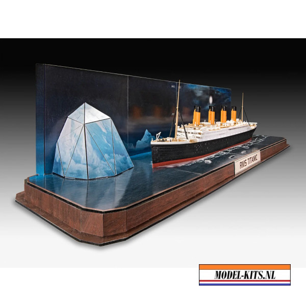 R.M.S. Titanic + 3D Puzzle Iceberg