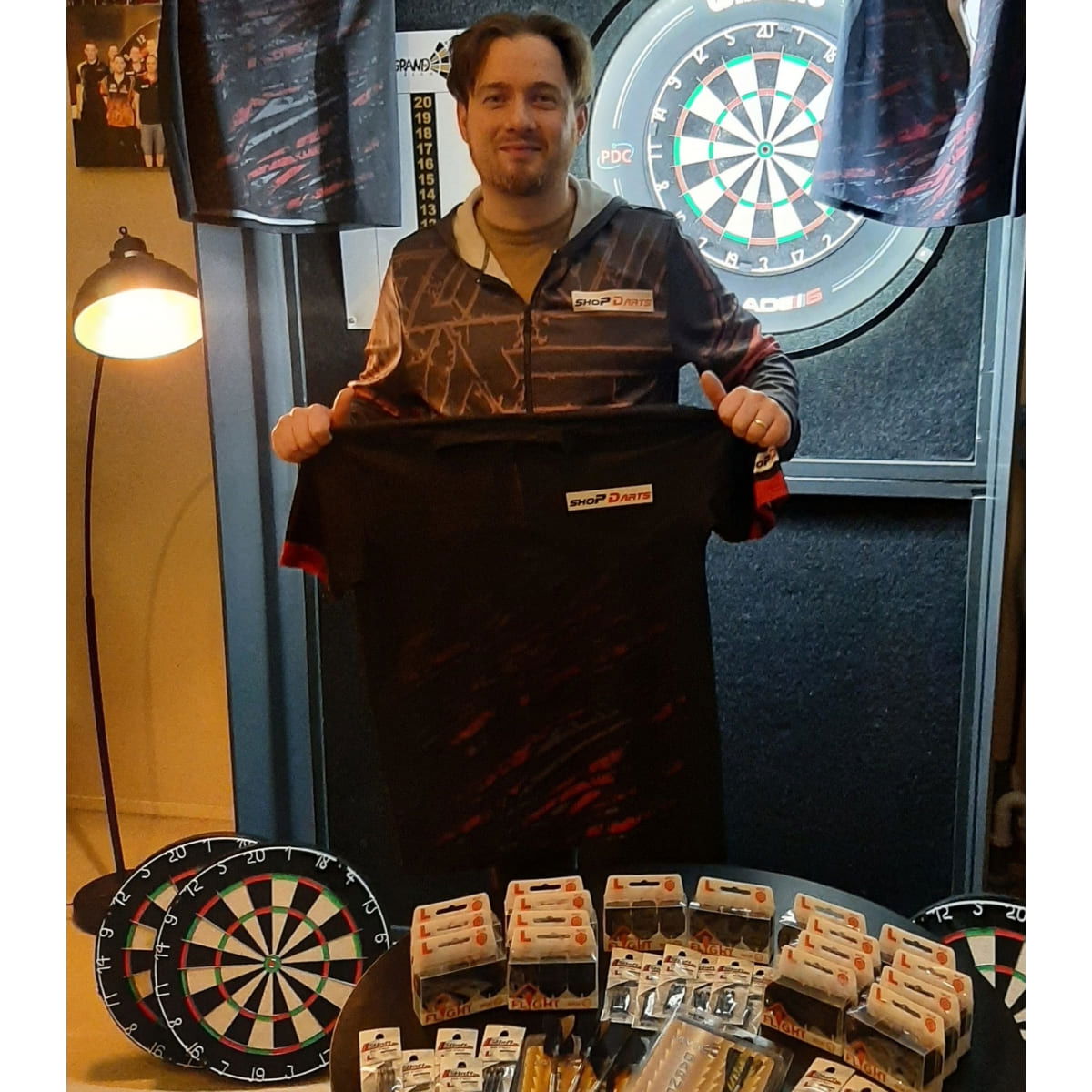 Corné Groeneveld met onder andere zijn nieuwe Blade 6 NPQ dartborden