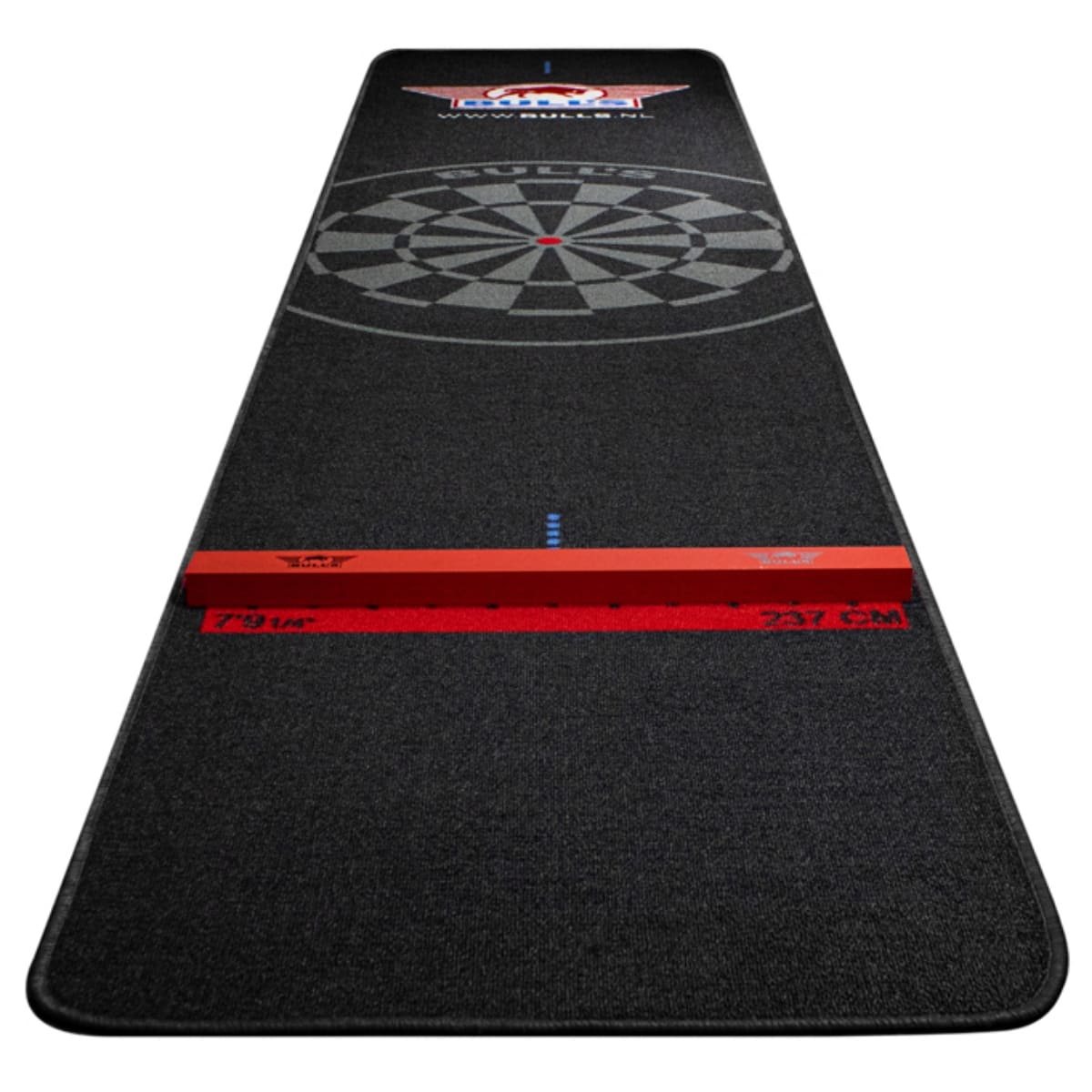 Detail van de officiële 2,37 meter oche werplijn op een professionele dartmat.