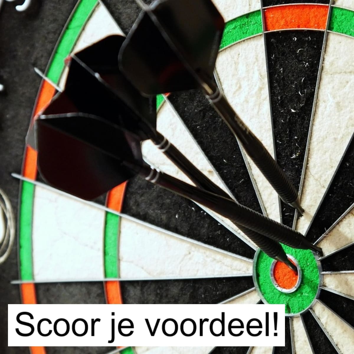 Darts sale actiebanner met dartpijlen in de bullseye en de tekst scoor je voordeel.