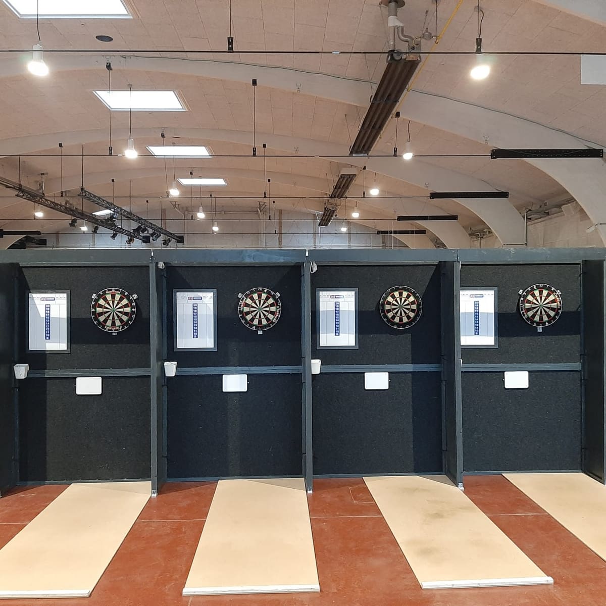 Complete dartbaan inrichting met professioneel dartbord en schrijfbord voor scores.