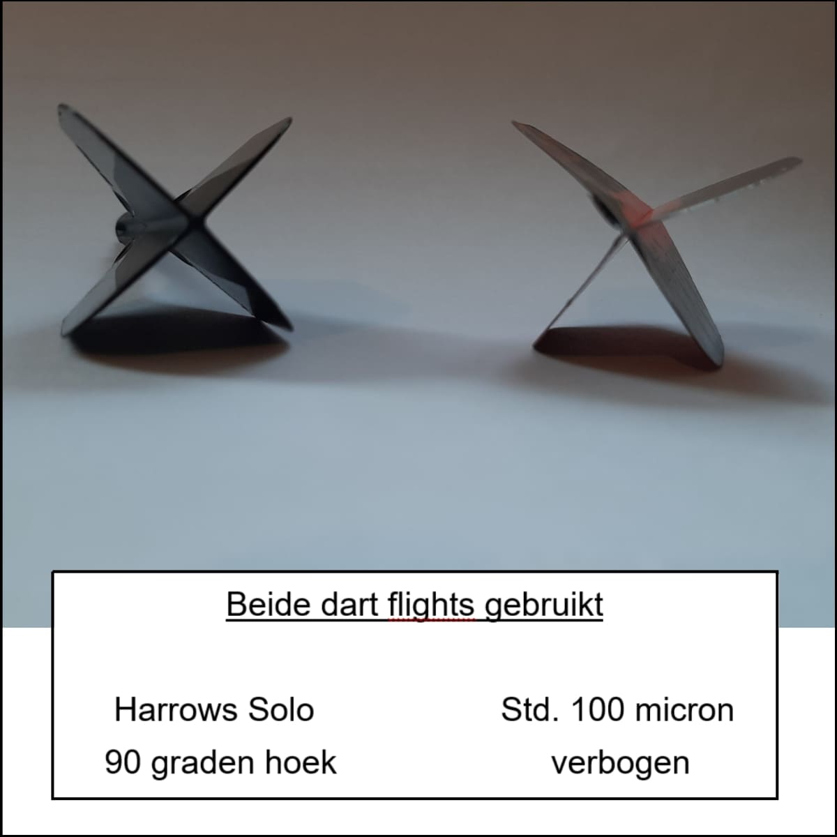 Vergelijking tussen een kaarsrechte molded flight en een verbogen standaard dart flight