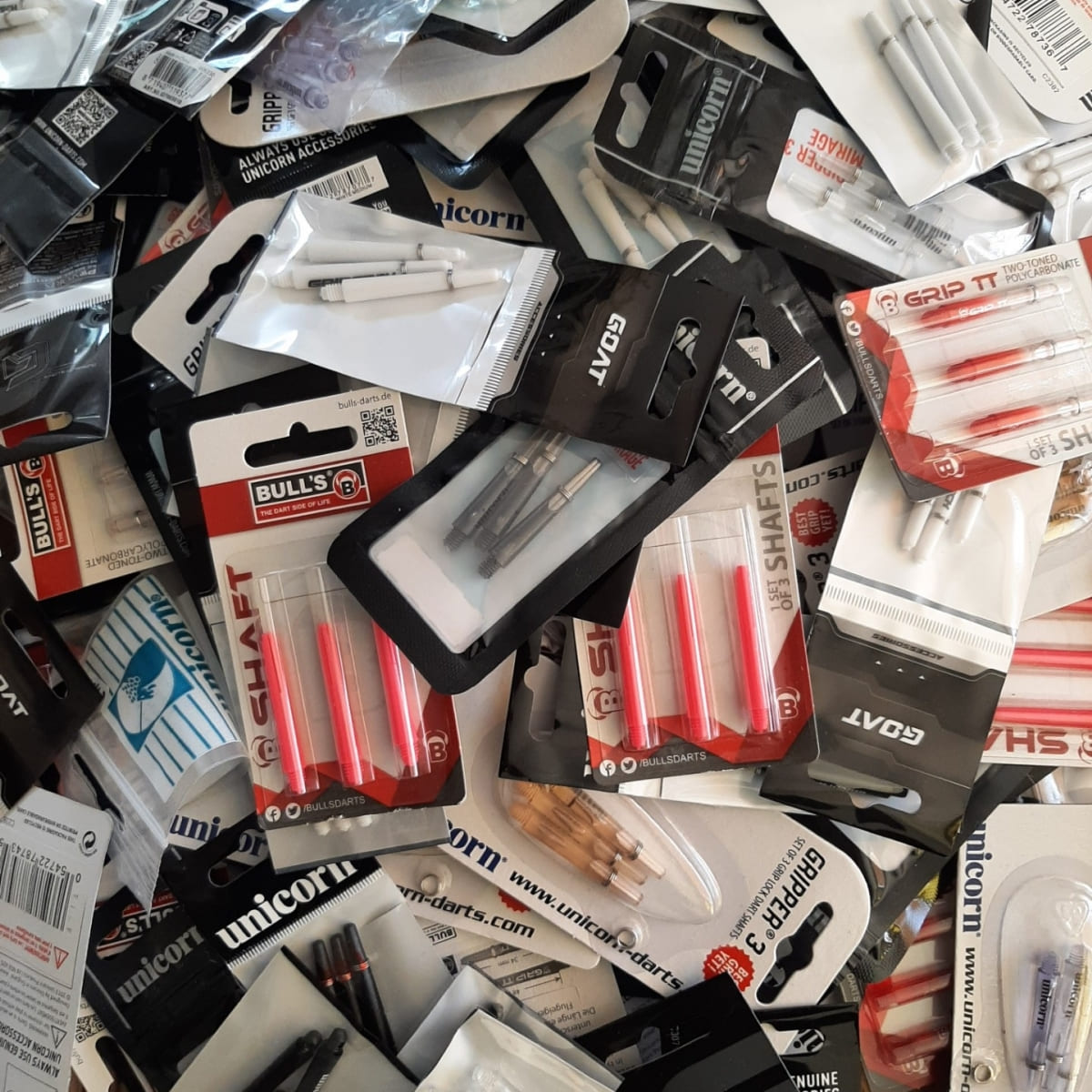 10 sets nylon dart shafts van diverse merken en in verschillende maten.
