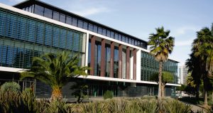 De 240 ontslagen zouden vallen in de vestigingen in Vila Nova de Gaia, Lissabon en Covilhã; onduidelijk is welke functies worden geraakt.