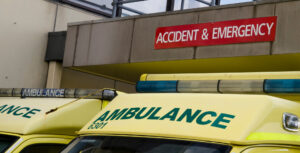 Bij vier van de vijf oproepen die via het Britse noodnummer 999 bij de NHS terecht komen, is er geen medische spoed aan de orde.