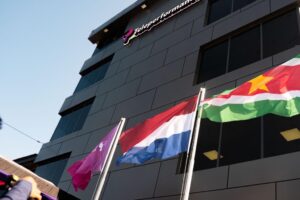 Stijgende personeelskosten en een krappe arbeidsmarkt trekken Nederlandse bedrijven over de streep om hun klantcontact te verplaatsen naar Suriname.