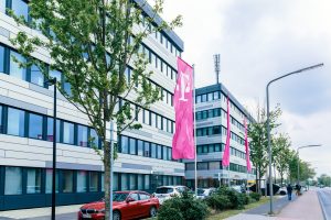 In Duitsland werden deze week de loononderhandelingen voor 70.000 werknemers van Deutsche Telekom voortgezet - inclusief stakingen van callcenterpersoneel.