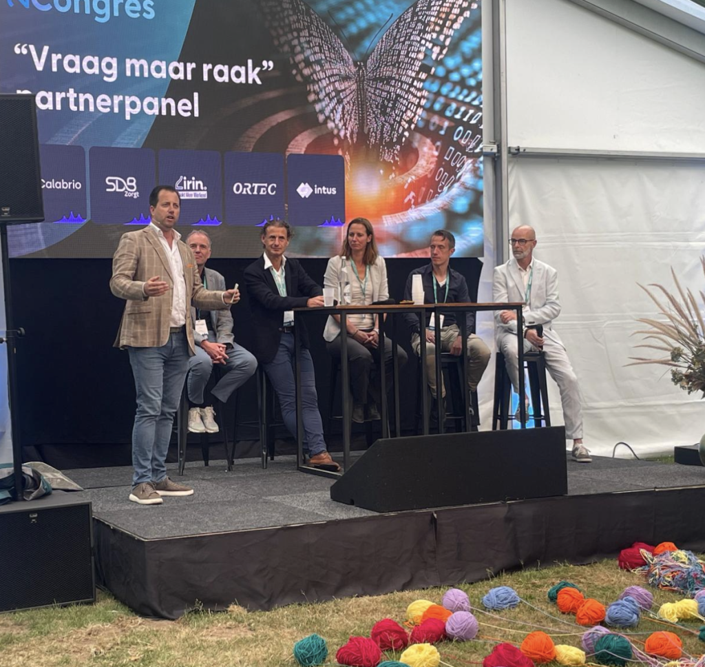 Topdrukte bij het Vlirdens WFM Congres 2025. Op het programma onder andere: wegwerken van 'stom werk' met AI en overwinnen van weerstanden.