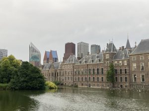 De Nederlandse overheid gaat de privacyrisico's en digitale soevereiniteit bij clouddiensten van techgiganten verder onderzoeken.