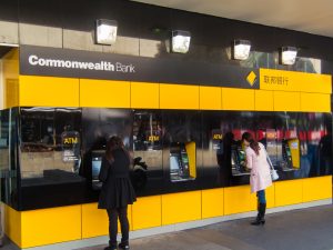 De Australische Commonwealth Bank komt terug op een besluit om 45 klantcontactmedewerkers te ontslaan omdat ze vervangen waren door AI.