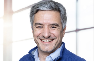 ING CTO Daniele Tonella weet precies waar AI wel en niet werkt. Tegelijkertijd ziet hij dat door AI bepaalde basale kennis dreigt te verdwijnen.