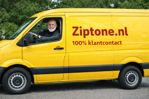 Op de Ring A10 passeer ik ‘VAN DAKEN – dakdekkers’. Mijn hoofd maakt meteen een lijstje: ‘VAN GOOR – schoonmakers’ en natuurlijk ‘VAN HALEN – koeriers’.