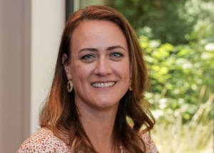 Van Outheusden is al tien jaar werkzaam bij Vlirdens, waar ze verschillende rollen vervulde: van consultant en trainer tot peoplemanager en operationeel manager.