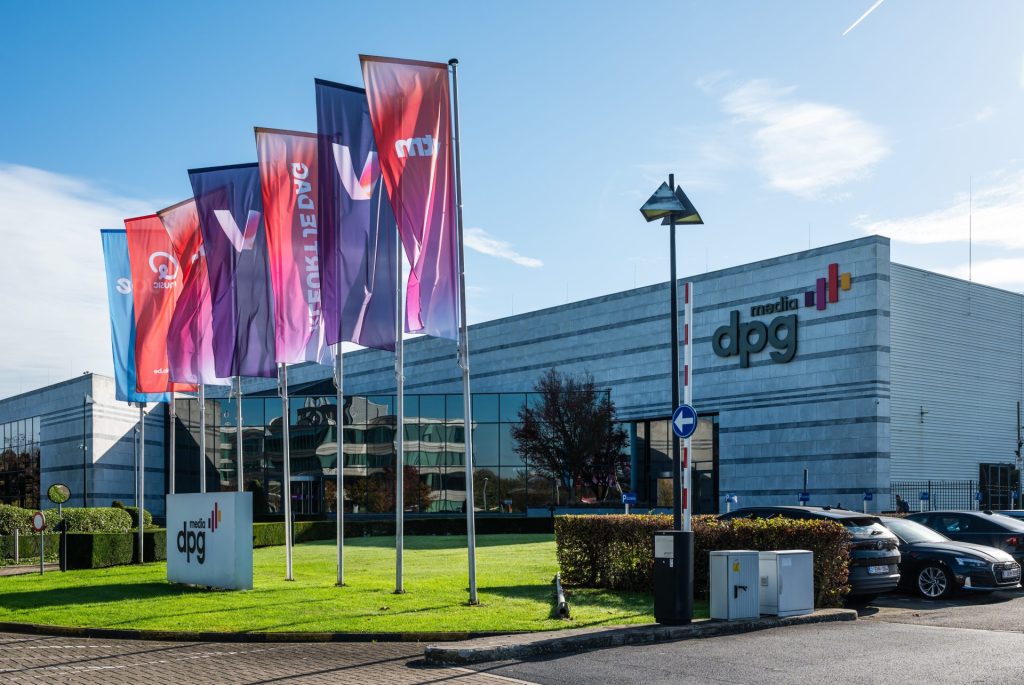 Hier en daar een puntoplossing staat de strategie ‘keep it simple’ niet in de weg, zo laten Ruud Bijl en Leslie Jacobs van DPG Media zien.