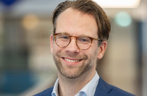 Bij PostNL was hij Manager CX Strategy en Program Manager CX Transformation. Per 1 maart gaat hij verder bij Mediq als Customer experience manager.