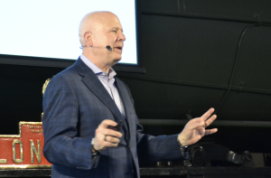 Op het podium: Shep Hyken met de waarheden over goede customer service en Lisanne Buik over het op tijd stellen van de juiste vragen bij de inzet van AI.