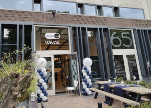 De nieuwe locatie is kleiner dan de vorige, maar het aantal werkplekken op kantoor is niet meer maatgevend voor facilitaire contactcenters, zegt CEO Jasper Meerding.