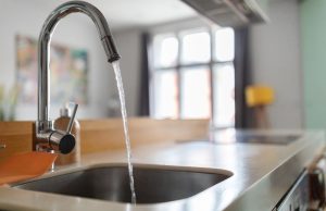 Het Waalse drinkwaterbedrijf SWDE is beboet voor 86.000 euro omdat het bedrijf telefoongesprekken met klanten onrechtmatig heeft opgenomen.