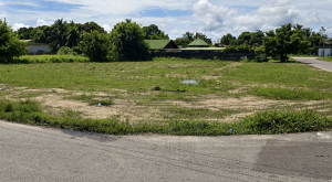 De bouw van een callcenter op de hoek van de Nickerie- en Marowijnestraat in Paramaribo lijkt van de baan, het terrein is ontruimd.