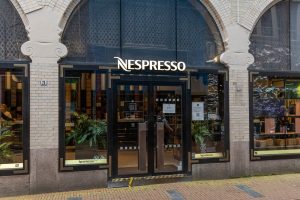 Nestlé schrapt wereldwijd 16.000 banen. Dochter Nespresso gaat nu over tot outsourcing van 178 banen in het inhouse contactcenter in Lyon.