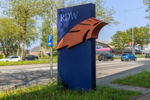 De RDW besteedt een groot deel van het klantcontact opnieuw aan. De wijze waarop RDW de risico’s bij de nieuwe dienstverlener legt, roept vragen op.