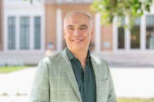 Koen Kas – futuroloog, zorgexpert én keynote op het komende congres Klantcontact in de Zorg – pleit voor een andere kijk op CX in de zorg.