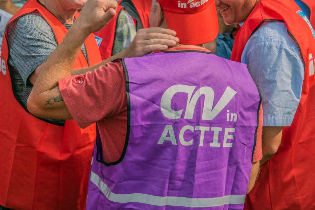 Vakbonden CNV en FNV zijn een petitie gestart om Transcom te bewegen verbeteringen aan te brengen in het sociaal plan van het bedrijf.