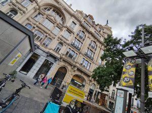ContactCare begint met 20 werkplekken in een historisch pand aan de Meir, ‘de mooiste winkelstraat van Antwerpen’.