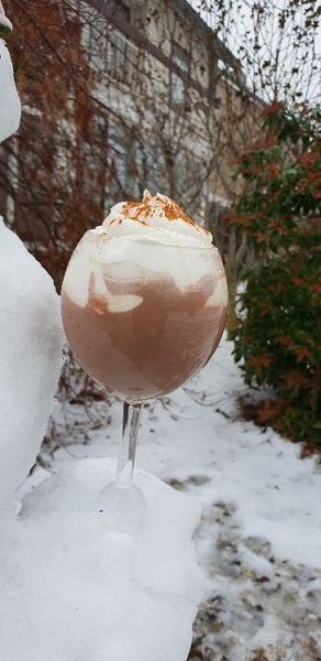 the beach glass in de sneeuw met chocomelk en slagroom